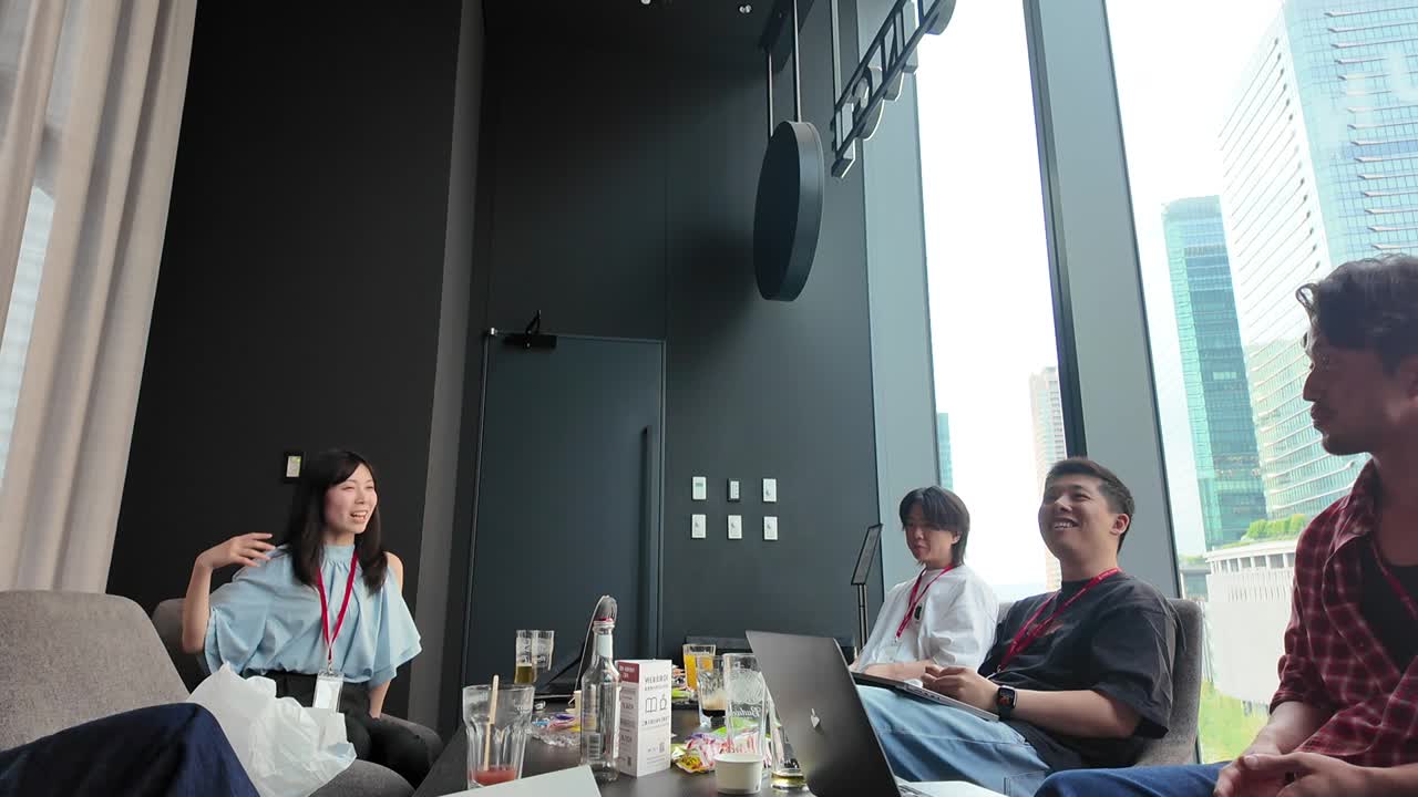 ShiftBのオフ会で談笑するメンバーたち