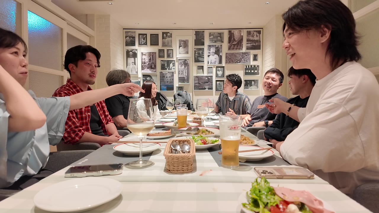 乾杯する懇親会の様子